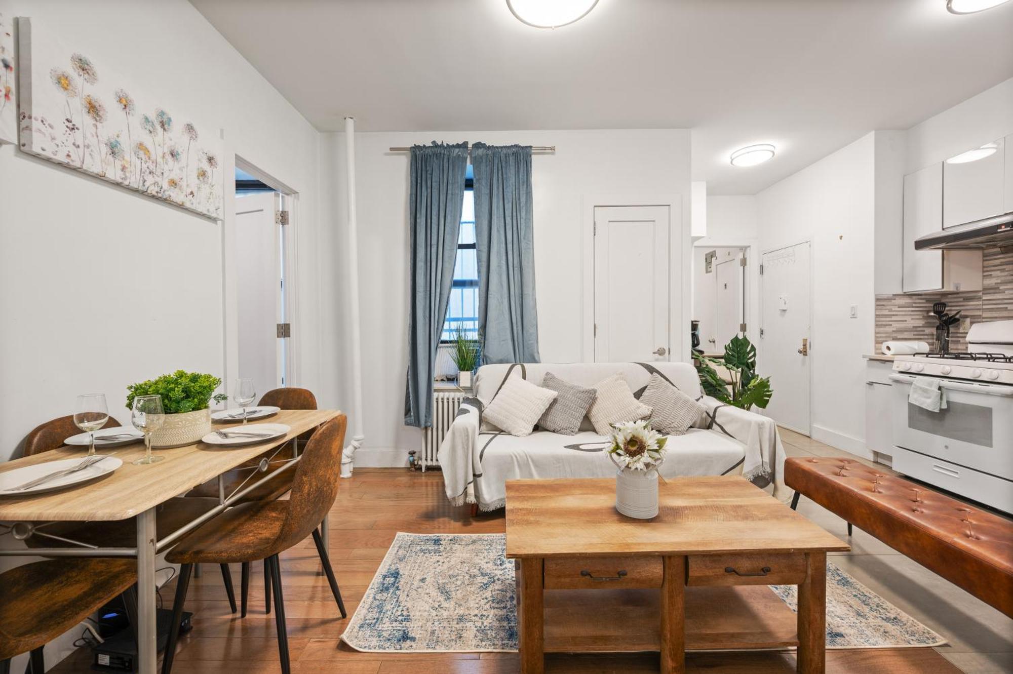 Bohemian Chinatown 3 Bedrooms *